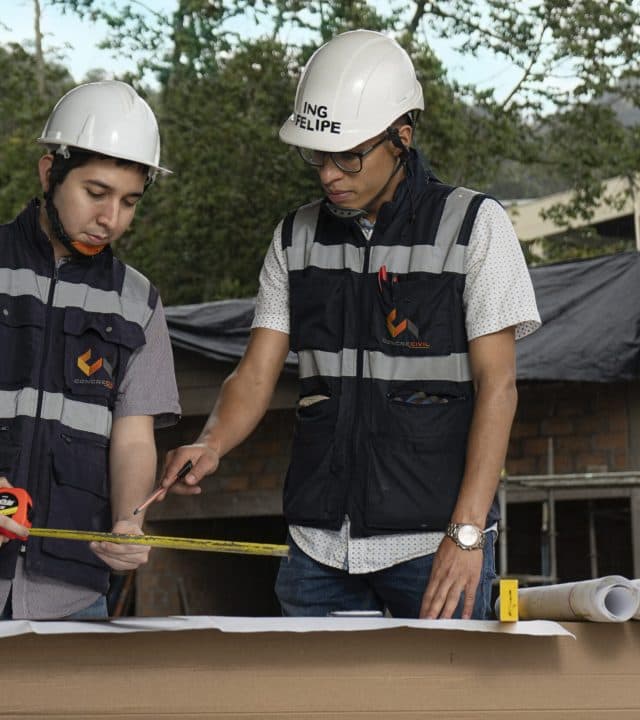 Dos trabajadores de construcción