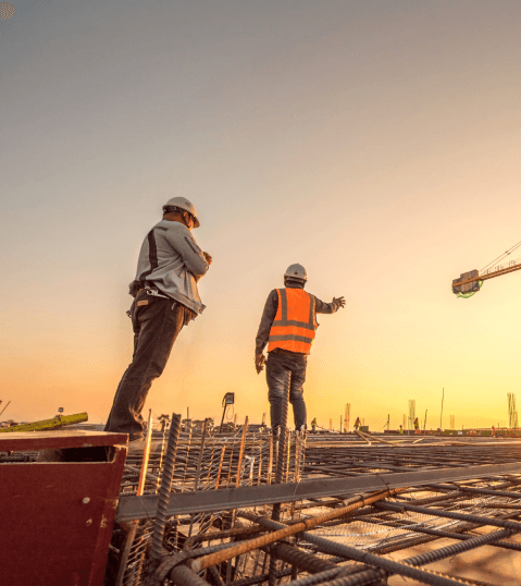 Dos trabajadores de construcción